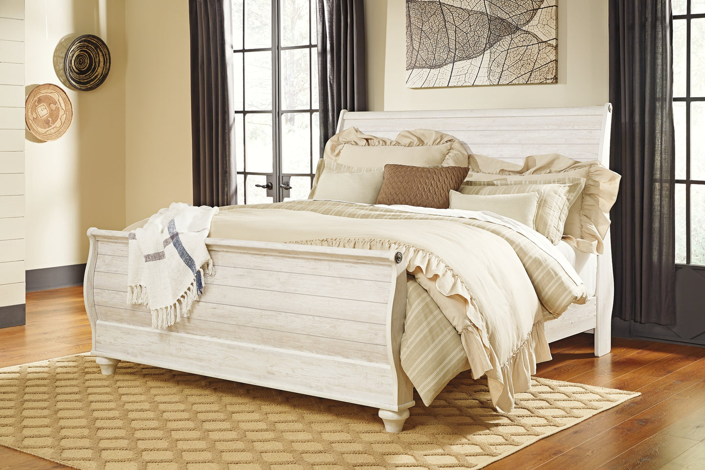 Willowton Sleigh Bed With Mirrored Dresser And Chest