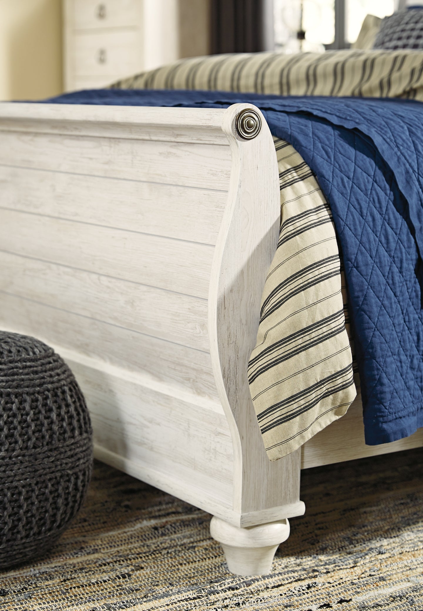 Willowton Sleigh Bed With Mirrored Dresser And Chest